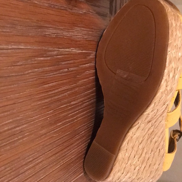 Yellow Spring Wedge - Picture 4 of 4